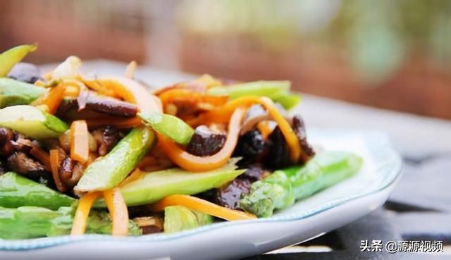 美食推荐：口水鱼，香辣鸡爪鹌鹑蛋，香菇炒芦笋，扒肥肠的做法