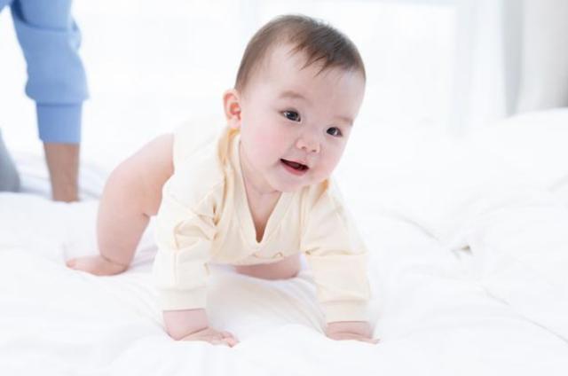 你的育儿经@“先爬后走”和“不爬就走”的孩子,有什么区别?这3点差距明显