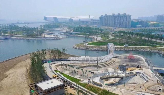 天津滨海新区生态城南湾公园即将亮相,巨大的湖面与绿化交相辉映