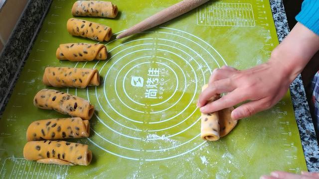 好吃又营养的红豆卷来了，做法简单，每次蒸一锅，上桌很快就光盘