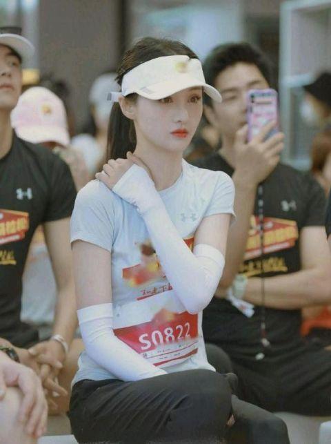 郑爽二手平台卖货引争议,免费送的T恤帽子转手卖500|文汇网