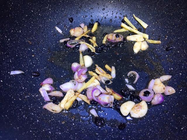 冬天多吃牛肉，滋补身体还御寒，用凉瓜炒，好吃不油腻