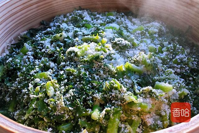 大厨分享清蒸茼蒿的技巧，清脆碧绿不变色，不粘不坨不出水