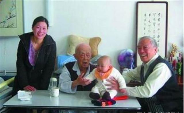 70岁老人恋上30岁保姆,坚持结婚还生了个儿子,九旬老父亲乐开花