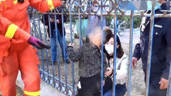 【光明网】高能预警！熊孩子真的哪都能被卡住，家长们一定要注意