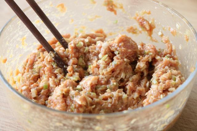 早餐小笼包，一口一个，学会在家做，比外面卖的健康好吃