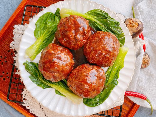 年夜饭必备的四喜丸子，寓意福禄寿喜，家庭做法更简单，肉香四溢