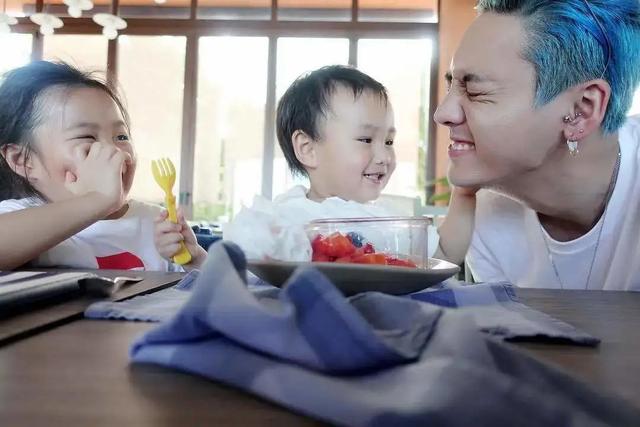 舅舅带娃能有多“不靠谱”？臭脚丫熏跑侄女，袋装奶娃挂门把