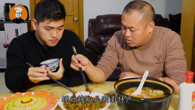 为什么饭店的辣椒炒肉那么香，原来大厨是这样做的，难怪那么香