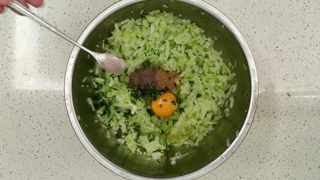 香炸素萝卜丸子这样才最酥脆好吃，不加水不回软，外焦里嫩不油腻