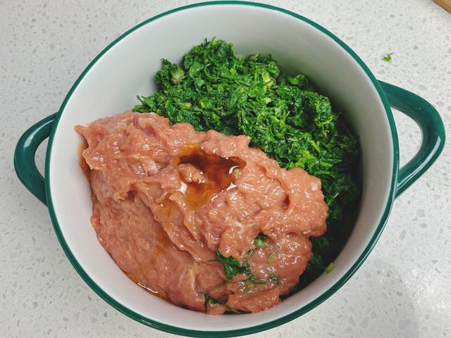 荠菜馅饺子怎么调最好吃？教你3招，荠菜翠绿不发黄，鲜嫩多汁