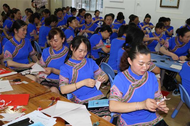 逗比大家庭|通道县幼儿园：学习剪纸艺术 传承民俗文化