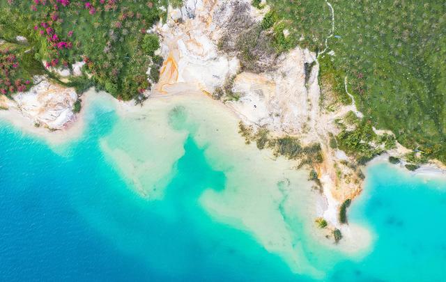 [旅行百事通]广东茂名露天矿：曾是百米深的废弃矿坑，如今变成了“马尔代夫”