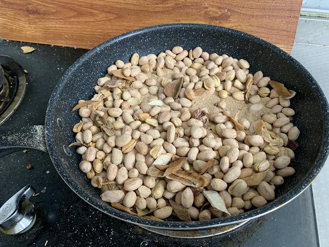 花生米不用水煮，加一袋盐，比油炸得更好吃，香酥脆爽又入味