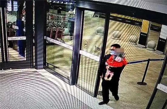 「你的育儿经」爸爸坐飞机走了，妈妈开车跑了！浙江2岁男童机场大哭，原因让人愤怒