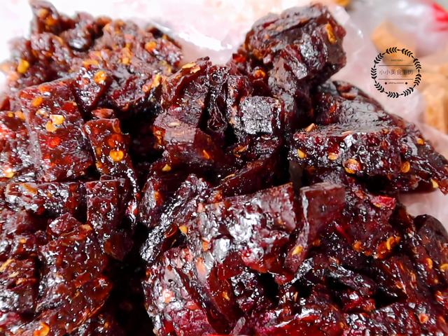 江西大妈把辣椒做成饼，40一斤比牛肉贵，本地人：买来当零食吃