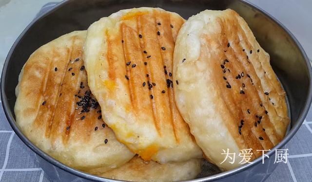 我家烧饼就爱这样做，锅里烙一烙，个个柔软劲道，比吃南瓜饼还香