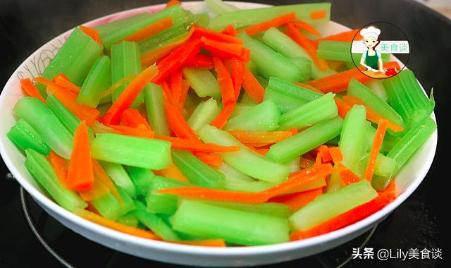 炒芹菜时，先焯水或直接炒都不对，牢记三个技巧，芹菜脆嫩不塞牙