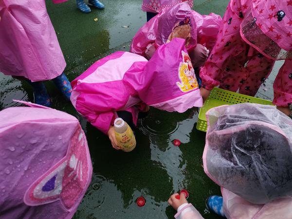 大河客户端|收集雨滴、观察雨景，小朋友们在和雨滴的约会中玩的很嗨