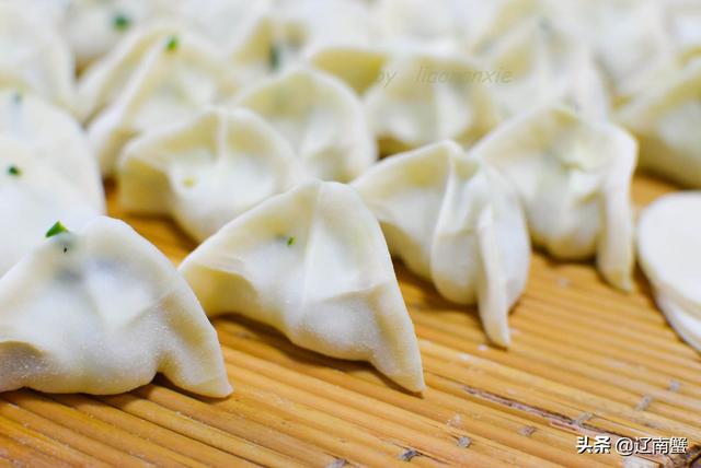 老妈做的素三鲜饺子，看着不起眼，隔几天不吃就会想