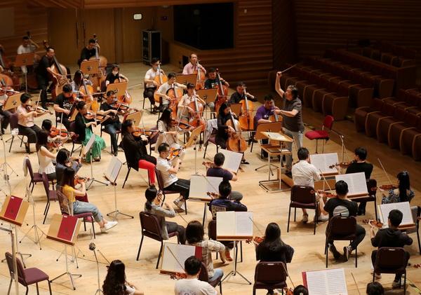 澎湃新闻|全球音乐家“集体失业”，指挥家余隆在忙什么？