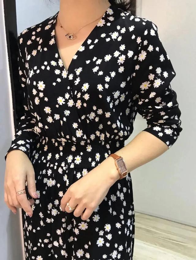 普拉达女王今夏流行的“小雏菊风”,时髦吸睛,好看显气质