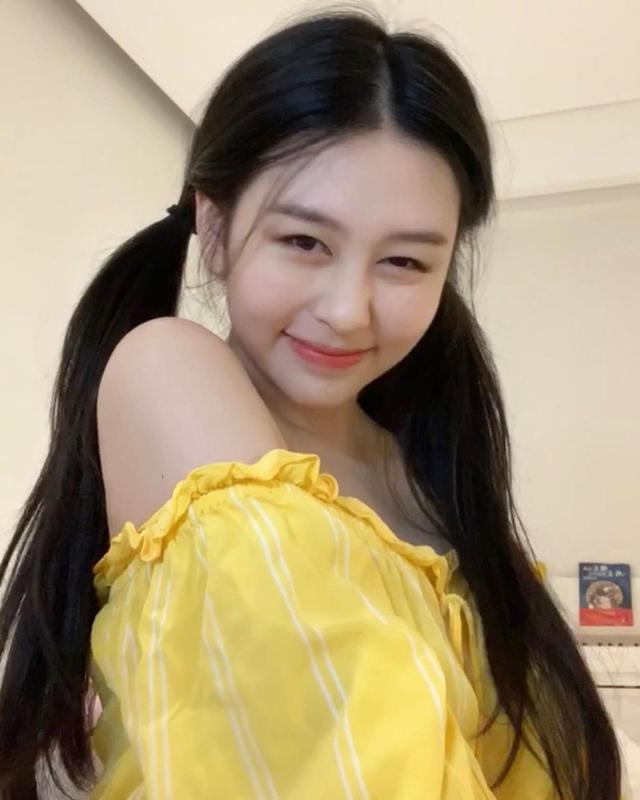 「中国青年网」沈月自拍扎双马尾樱唇诱人清新甜美 秀香肩雪肌少女味十足