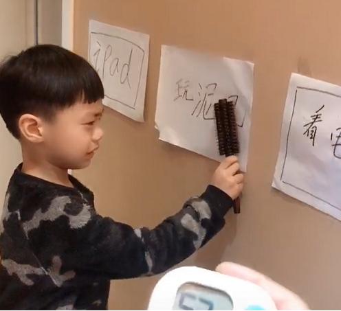 超级宝妈：无情宝爸另类育儿方式走红：“你不是喜欢玩么？让你玩个够！”