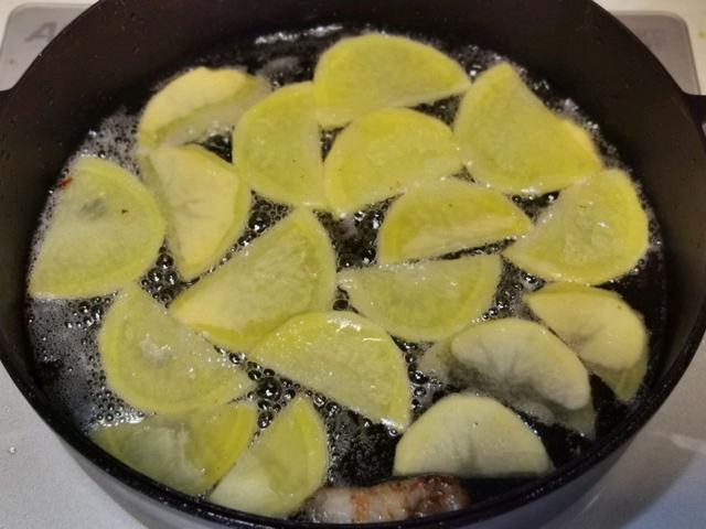 五花肉烤着吃味道更香，肥而不腻，咬一口满嘴的肉香，太过瘾了