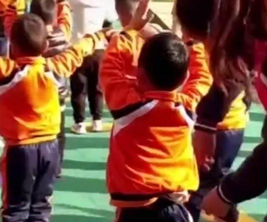 「你的育儿经」孩子裤子里拽出一物，笑翻幼儿园老师，网友：爸爸等着跪搓衣板吧