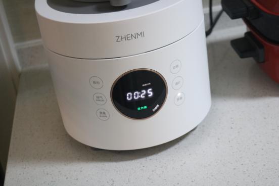 是电饭煲又是压力锅，臻米FY1技多不压身，让我爱上烹饪的感觉