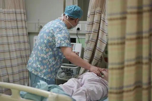 超级宝妈▲国际护士节｜产科里的男助产士：亲手帮老婆接生收获双重幸福
