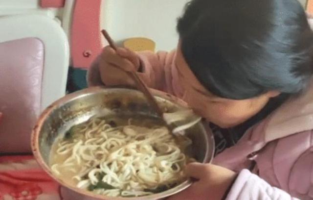 你的育儿经▲喂完孩子盘子空了,95后宝妈怒掀饭桌,丈夫怒问:你闹够没?