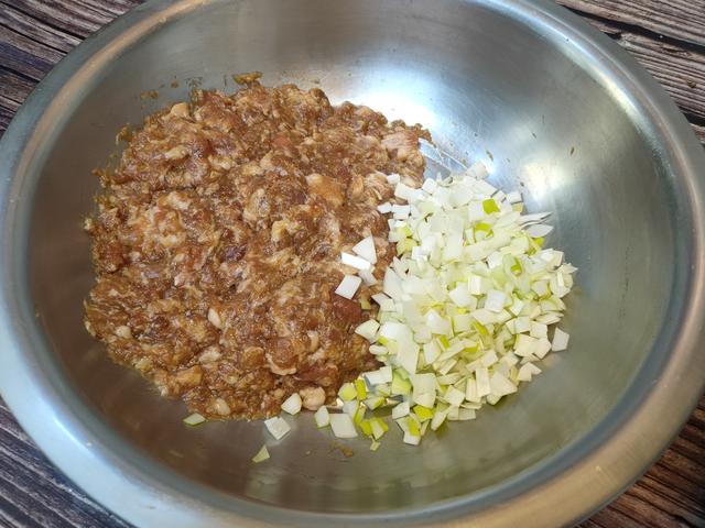 做猪肉馅饺子，牢记“盐水油”三字口诀，馅料多汁流油特美味