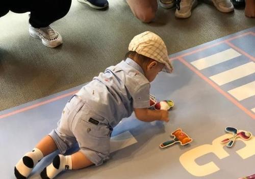 宝宝发育遵循“7滚8爬”并不稀奇，满足这3小动作才是真聪明