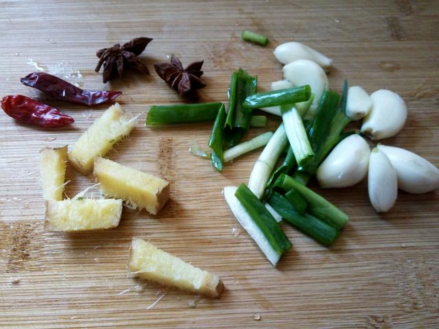 雪菜味道鲜美，鸡翅营养丰富，完美搭配，吃着超过瘾