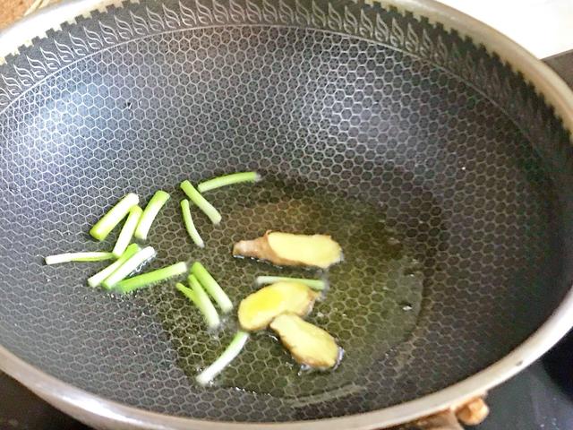 冬天多给孩子吃牛肉，虽然贵点但是营养非常高，炖一锅全家都爱吃