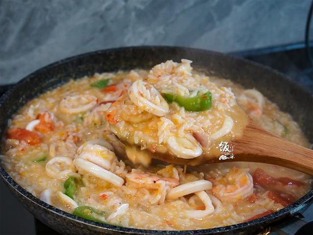 入冬了，天冷就要吃点热乎的，这样的一锅海鲜饭，营养好吃又暖胃