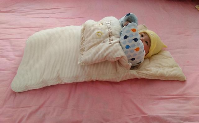 宝宝睡觉总是频繁踢被，是因为觉得热吗？这3种情况家长快了解
