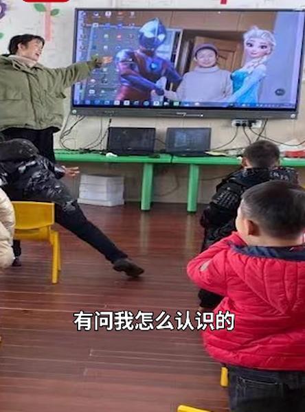 幼儿园老师PS和爱莎“合影”引小朋友羡慕，孩子惊讶地问：怎么认识的？