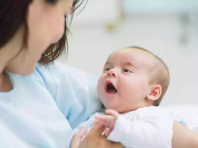小婴儿吃奶时冲着妈妈笑是认人了？有这3个反应，才是真的认识你