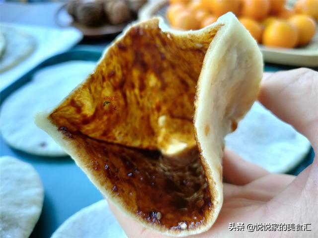 孩子爱吃软饼，搅一搅就能做，3分钟烙一锅，柔软筋道糖汁不乱淌