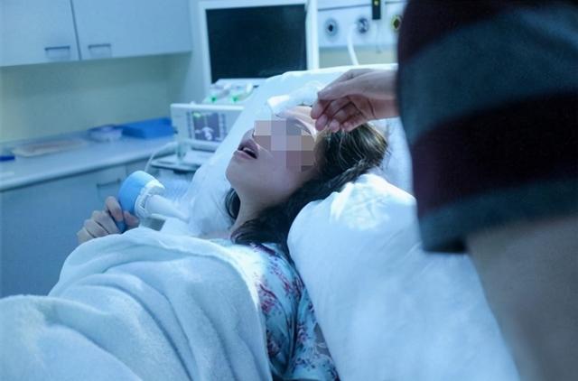 媳妇生完孩子回家，总说床垫不对劲，丈夫掀开一看，大喊三声救命