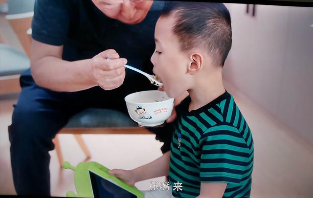 『你的育儿经』老人喂孩子吃饭，不只是吃饭习惯问题，让妈妈担忧的还有这5点