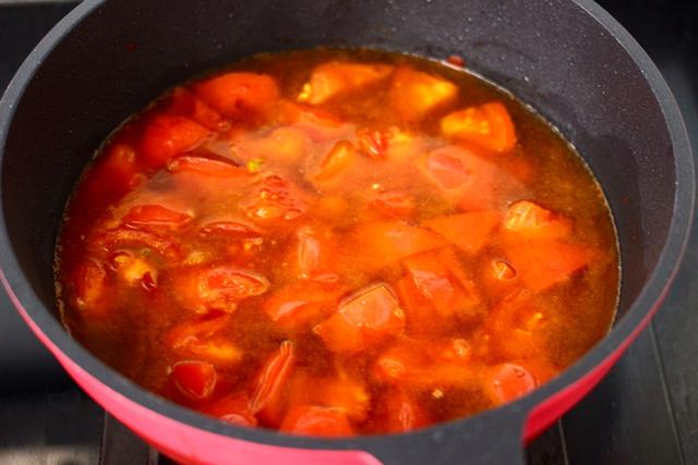 分分钟就能做好的营养早餐，热乎乎香喷喷，茄汁酸汤鸡蛋面，真香