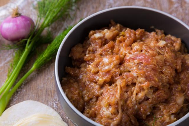 白菜饺子好吃有技巧，调馅前加1步，白菜不出水，味道更鲜美