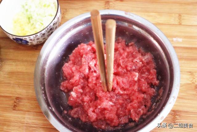 做牛肉馅时插一双筷子，真是太聪明了，用途花钱买不到，简单实用