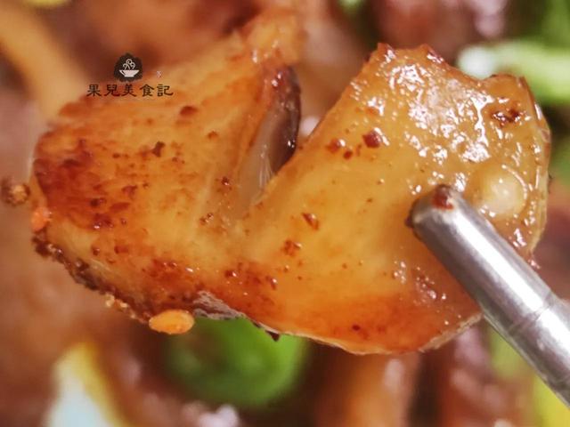 五花肉简单腌一腌，放锅里一煎，出锅后肥而不腻，吃着比烤肉还香