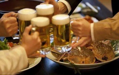 伤害|连续聚餐后，27岁小伙全身发黄、肝功能衰竭