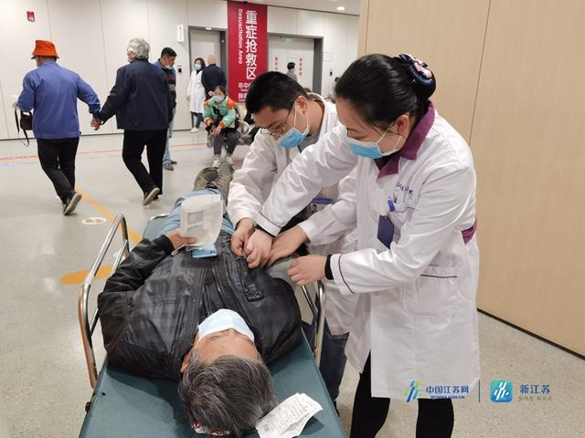老人|八旬老人独自就医突然摔倒 江苏省人民医院医护团队火速救治化险为夷